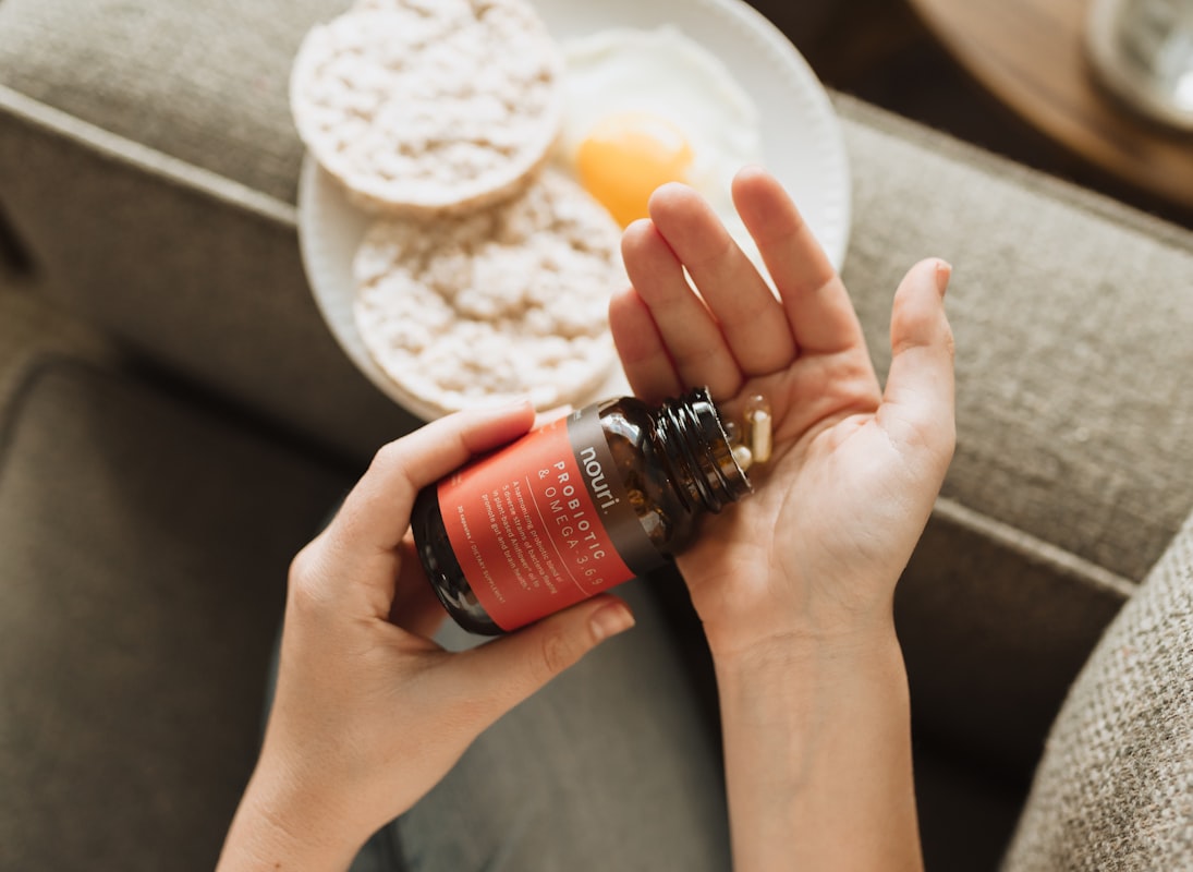 Hombre activo en entrenamiento con suplementos naturales